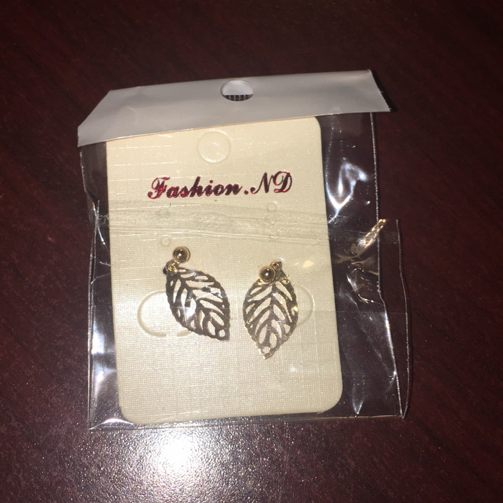 CUTE AND SIMPLE LEAF EARRINGS